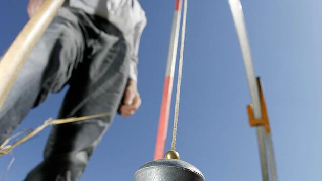 Feldgeschworene bei der Arbeit an einem Grenzstein.CT-Archiv