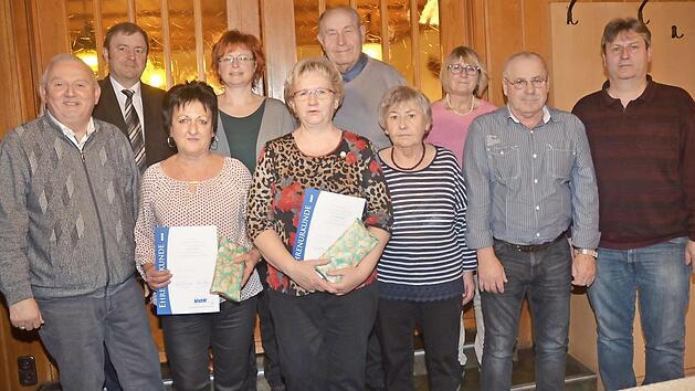 Ehrungen und Neuwahlen beim VdK Pressig: Das Bild zeigt von links Vorsitzenden Hilmar Fiedler, Dritten B&uuml;rgermeister Klaus Dressel sowie Kreisgesch&auml;ftsf&uuml;hrerin Anja Schmidt (hinten, Zweite von links) mit Vorstandsmitgliedern und Jubilaren. Foto: Karl-Heinz Hofmann