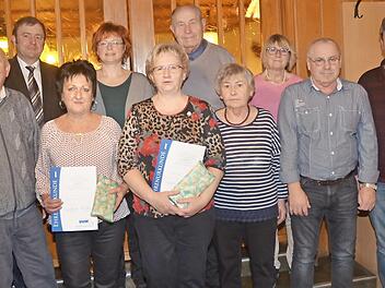 Ehrungen und Neuwahlen beim VdK Pressig: Das Bild zeigt von links Vorsitzenden Hilmar Fiedler, Dritten Bürgermeister Klaus Dressel sowie Kreisgeschäftsführerin Anja Schmidt (hinten, Zweite von links) mit Vorstandsmitgliedern und Jubilaren. Foto: Karl-Heinz Hofmann