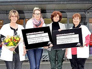 Bei den beiden DM-Märkten Bad Kissingen und Garitz wurde der "Black Friday" zum "Giving Friday". Insgesamt 1511 Euro spendeten die beiden Drogeriemärkte an den Förderkreis der Saaletal-Schule. Auf unserem Foto v.li.: Elke Heinlein, Franziska Bäßler (Filialleiterin Bad Kissingen), Ingrid Weingärtner (Vorsitzende des Förderkreises) und Marion Seufert (Filialleiterin Garitz).  Foto: Peter Rauch
