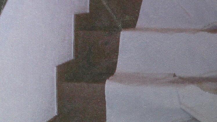 Als die Tiefgarage noch in ihrem alten Zustand war, drang immer wieder von oben Wasser ein. Es floss ins Erdgeschoss, rann die Treppe ins Untergeschoss hinunter. Sonny Adam