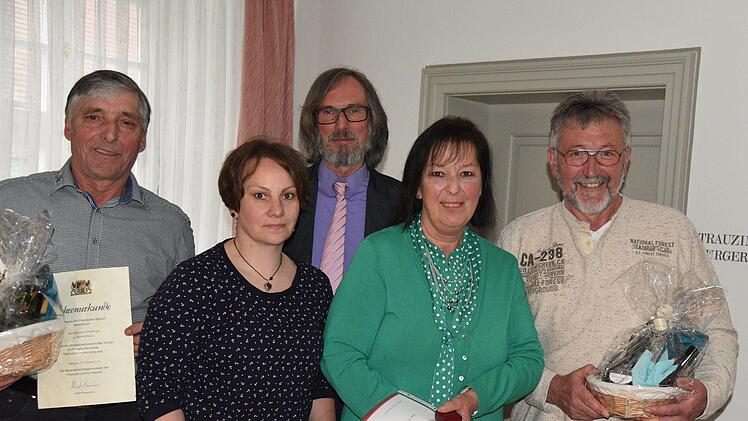 Auch Blutspender und Feldgeschworene wurden diesmal geehrt: Von links: Wolfgang Schamberger, Lena Stahn, Bürgermeister Martin Rauscher, Rosa Hilde Bischoff und Heinz Großmann. Foto: Gabi Arnold