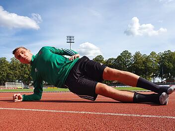 Noch ein bisschen Dehnen vorm Spiel: Fl&uuml;gel-St&uuml;rmer Amar Suljic will mit dem FC 05 gegen Memmingen die Siegesserie ausbauen.   Foto:  Michael Bauer