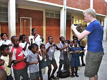 Der Hornist Christoph Eß vor zehn Jahren bei einem Auftritt vor Schulkindern des südafrikanischen Township Kayamandi (Stellenbosch, Provinz Westkap). Foto: Archiv Gabi Zahn