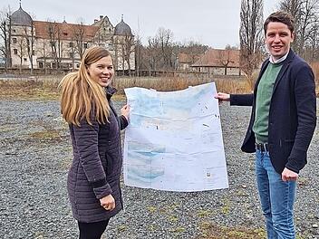 Stellvertretende K&auml;mmerin Dana R&uuml;ger und B&uuml;rgermeister Oliver Plewa freuen sich &uuml;ber die in Aussicht gestellten F&ouml;rderm&ouml;glichkeiten rund um das Wasserschloss.