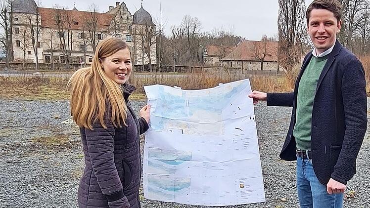 Stellvertretende K&auml;mmerin Dana R&uuml;ger und B&uuml;rgermeister Oliver Plewa freuen sich &uuml;ber die in Aussicht gestellten F&ouml;rderm&ouml;glichkeiten rund um das Wasserschloss.