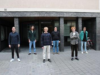 Sechs Architektur-Studenten vor ihrem "Atelier 35" im Steinweg - von links: Samuel, Sebastian, Finn, Noah, Jan und Timo.