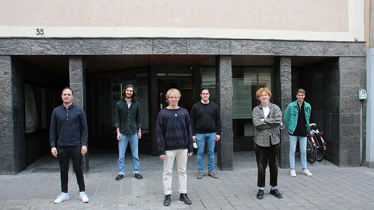 Sechs Architektur-Studenten vor ihrem "Atelier 35" im Steinweg - von links: Samuel, Sebastian, Finn, Noah, Jan und Timo.