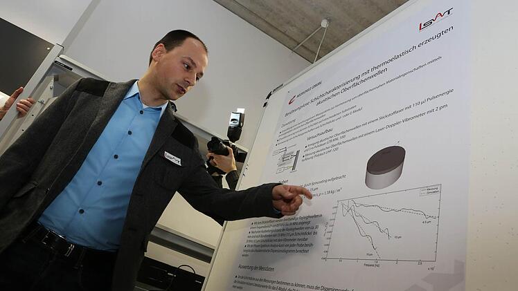 Drinnern erläuterten die Mitarbeiter die verschiedenen Forschungsprojekte.