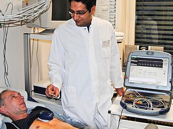 Dr. Samir Murad hat seinem Patienten einen Herzmonitor eingesetzt. Fotos: Vogler