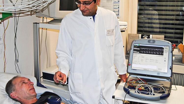 Dr. Samir Murad hat seinem Patienten einen Herzmonitor eingesetzt. Fotos: Vogler
