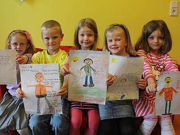 Veronica, Eric, Jana, Leonie und Klara zeigen uns ihre selbst gemalten Bilder.  Fotos: Sabine Herteux