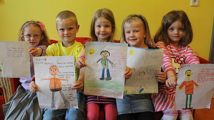 Veronica, Eric, Jana, Leonie und Klara zeigen uns ihre selbst gemalten Bilder.  Fotos: Sabine Herteux