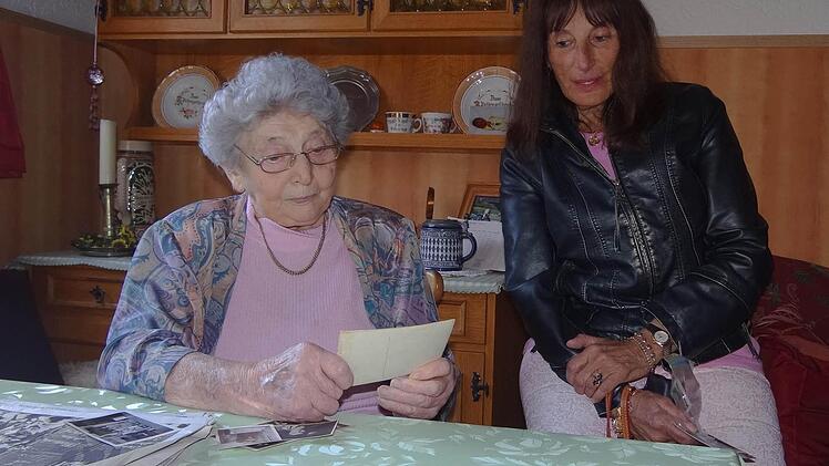 Die Nachfahren der Familie Fichtelberger besuchen auch Frau Franz in Ermershausen. Ein bisschen kann sie sich schon noch an die Familie erinnern. Die alten Bilder, die Jeanie Weisberg aus ihrem Tütchen auspackt, rufen die Bilder von damals bei Frau Franz hervor.