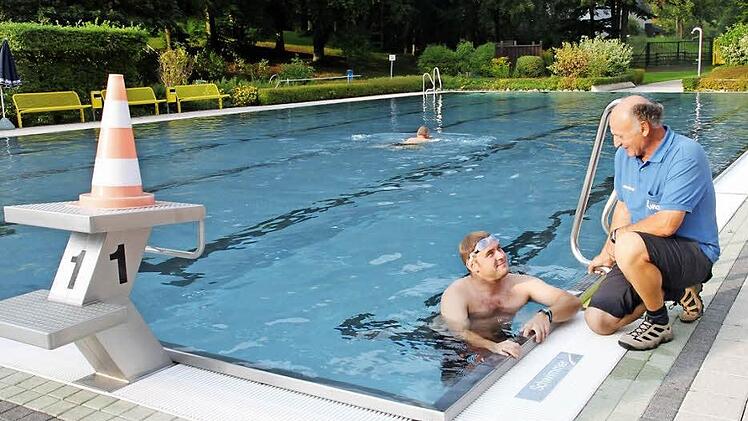 Vom schlechten Wetter lassen sich Andreas Hilbich aus Hochstadt (vorne im Becken) und Harald Reißer aus Burgkunstadt (hinten) ihren Badespaß nicht vermiesen. Das Wasser hat angenehme 23 Grad. Doch bei kühleren Außentemperaturen kann Schwimmmeister Alexander Ring quasi jeden Besucher persönlich begrüßen.
