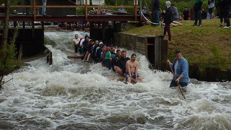 Hinein ins Nass! Anders als auf der Isar können Touristen in Wallenfels die Flößerei noch so erleben, wie sie Jahrhunderte lang im Frankenwald betrieben wurde.  Foto: Gerd Fleischmann