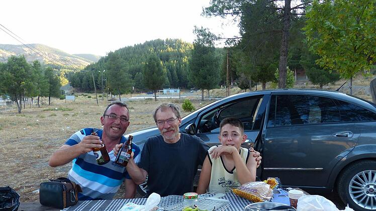 Spontane Gastfreundschaft: Ein Türke spendiert Bier und gegrillte Hammelhoden. Foto: Manfred Wagner