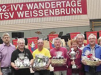 Die teilnehmerstärksten Wandergruppen wurden ausgezeichnet (von links): der weitere Stellvertreter des Landrats Bernd Steger, Bürgermeister Egon Herrmann, TSV-Geschäftsführer Michael Bohl für die TSV-Junioren, Thomas Bernschneider für den FC-Bayern-Fanclub, Jochen Pils (Küps), Harry Kießling und Ursula Kießling mit dem Wanderpokal (beide Schwarzenbach/Saale), Wanderabteilungsleiter Günter Kaim, Uwe Ossmann (Wanderfreunde Weißenbrunn), IVV-Vorsitzende Betty Berdami, Evi Futschik (Heubsch) und ...