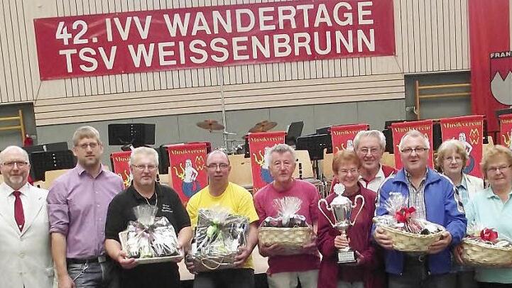 Die teilnehmerstärksten Wandergruppen wurden ausgezeichnet (von links): der weitere Stellvertreter des Landrats Bernd Steger, Bürgermeister Egon Herrmann, TSV-Geschäftsführer Michael Bohl für die TSV-Junioren, Thomas Bernschneider für den FC-Bayern-Fanclub, Jochen Pils (Küps), Harry Kießling und Ursula Kießling mit dem Wanderpokal (beide Schwarzenbach/Saale), Wanderabteilungsleiter Günter Kaim, Uwe Ossmann (Wanderfreunde Weißenbrunn), IVV-Vorsitzende Betty Berdami, Evi Futschik (Heubsch) und ...