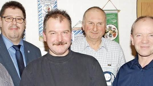 Pokalsieger bei den Senioren wurden (von links) Klaus Konrad, LVP Hühner, Vorsitzender Hansjürgen Grampp, Jörg Angermann, Pokalsieger Hühner, Arnulf Guthseel, VM Kaninchen, Achim Gutsmann, Pokalsieger Kaninchen, und Dietmar Haensel, VM Zwerghühner.