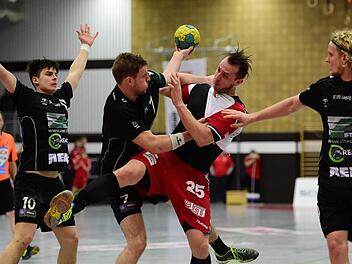 Mit vollem Einsatz versucht Leipzigs Abwehr, den an diesem Abend treffsichersten HSC'ler Vilim Leskovec (acht Tore), am Wurf zu hindern. Foto: Anand Anders