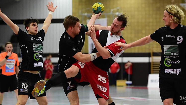 Mit vollem Einsatz versucht Leipzigs Abwehr, den an diesem Abend treffsichersten HSC'ler Vilim Leskovec (acht Tore), am Wurf zu hindern. Foto: Anand Anders