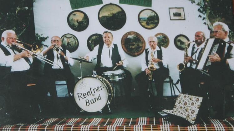 Die Rentner-Band war in Zeitlofs und darüber hinaus überaus gern gesehen. Hans Schüßler sitzt am Schlagzeug. Repro: Ulrike Müller