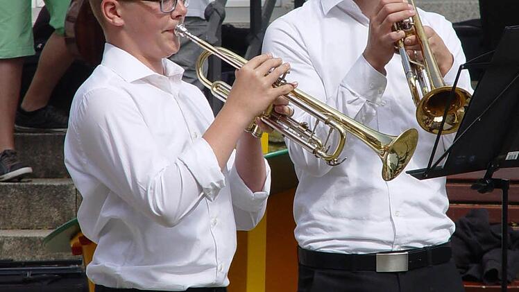 Die Schülerinnen und Schüler der August Kömpel Musikschule e.V. Bad Brückenau zeigten auf dem Marktplatz ihr Können.  Foto: Brigitta Kempe-Wolf