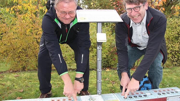 Kleiner Gag: Am neuen Drei-Franken-Stein gibt es diese Aufladestation für Walking-Stöcke. :-)  Foto: Diana Fuchs