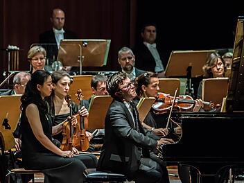 Frank Dupree beeindruckte im Coburger Kongresshaus Rosengarten als Solist im Klavierkonzert G-Dur von Maurice Ravel. Foto: Jochen Berger