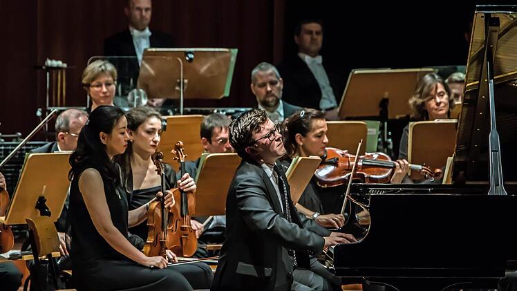 Frank Dupree beeindruckte im Coburger Kongresshaus Rosengarten als Solist im Klavierkonzert G-Dur von Maurice Ravel. Foto: Jochen Berger