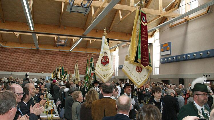 Mit dem Einzug der Fahnen wurde der 65. Bezirksschützentag in der Tuchanger-Halle in Zeil eröffnet.