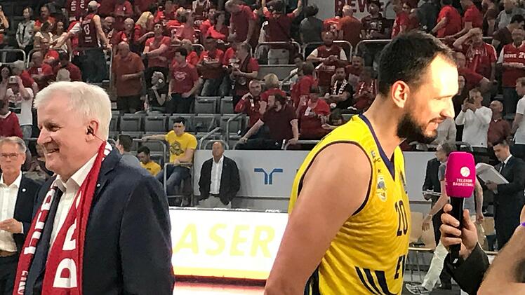 Bayerns Ministerpräsident, Horst Seehofer, war am Sonntag zum Spiel nach Bamberg gekommen. Foto: Frank Förtsch