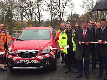 Freie Fahrt nach Gögerlesreuth: Landrat Klaus Peter Söllner und Bürgermeister  Robert Bosch schneiden  das rot-weiße Band durch und geben die Mainbrücke frei.  Foto: Stephan Tiroch