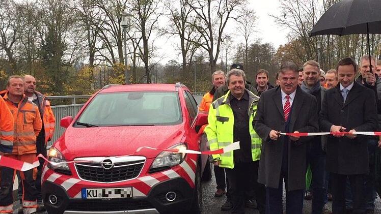 Freie Fahrt nach Gögerlesreuth: Landrat Klaus Peter Söllner und Bürgermeister  Robert Bosch schneiden  das rot-weiße Band durch und geben die Mainbrücke frei.  Foto: Stephan Tiroch