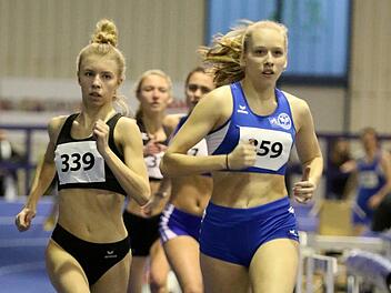 Unser Bild zeigt Viviane Heilmann (links) vom TV/DJK Hammelburg, die bei den Nordbayerischen Meisterschaften in Fürth die 400 Meter  der Jugend U18 gewann.Theo Kiefner