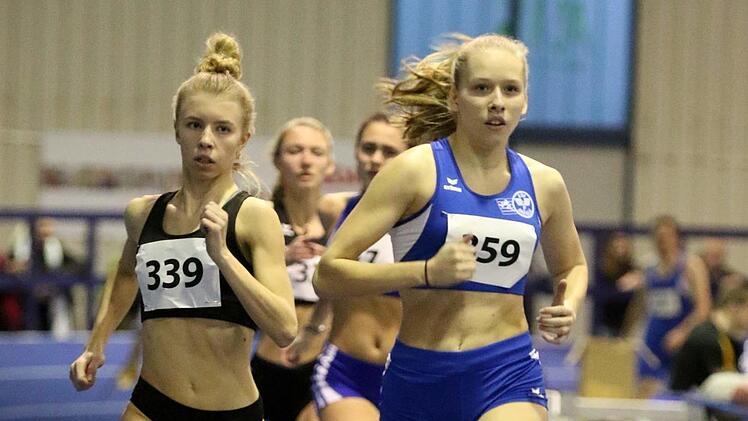 Unser Bild zeigt Viviane Heilmann (links) vom TV/DJK Hammelburg, die bei den Nordbayerischen Meisterschaften in Fürth die 400 Meter  der Jugend U18 gewann.Theo Kiefner