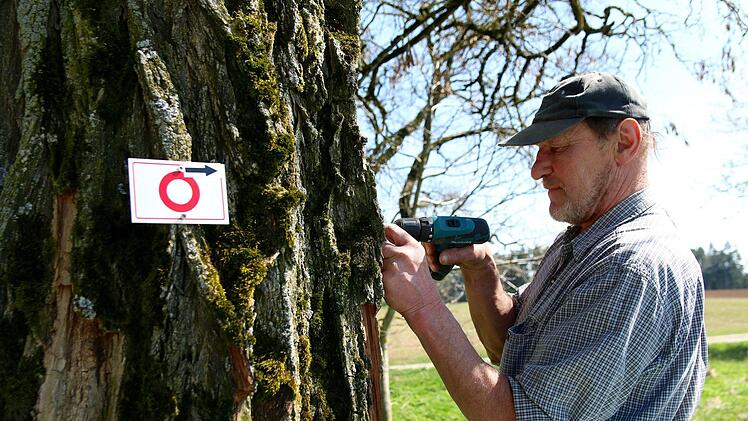 Wegewart Heiner Schwank bei der ArbeitFoto: Adriane Lochner