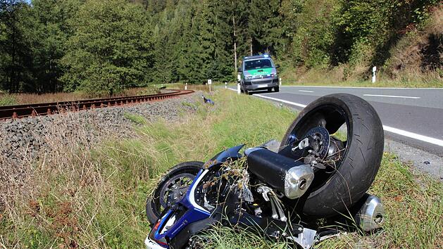Nach erster Vermutung der Polizei hat der 44-j&auml;hrige Motorradfahrer die  Linkskurve zu eng genommen. Sein Motorrad bleibt einige Meter weiter  im Graben zwischen Stra&szlig;e und Schiene liegen. Foto: Andreas Schmitt