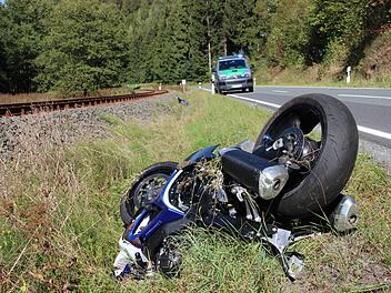 Nach erster Vermutung der Polizei hat der 44-jährige Motorradfahrer die  Linkskurve zu eng genommen. Sein Motorrad bleibt einige Meter weiter  im Graben zwischen Straße und Schiene liegen. Foto: Andreas Schmitt