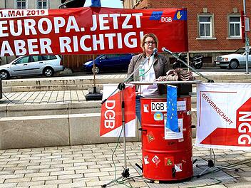 Christiane Kern, Mitglied im Landesvorstand der  Polizeigewerkschaft, sprach bei der Maifeier des DGB-Hauptverbandes  Maßbach-Poppenlauer und Umgebung.  Eine weitere DGB-Maikundgebung  fand auf der Trimburg statt.Dieter Britz