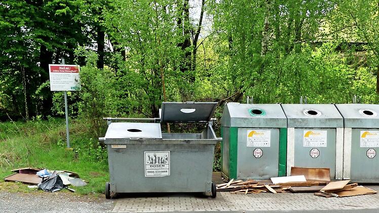 Bei der Trebgaster Glascontainern haben Umwelts&uuml;nder einfach ihren Sperrm&uuml;ll abgeladen. Dabei w&uuml;rde der kostenlos abgeholt, man m&uuml;sste nur anrufen. Foto: Dieter H&uuml;bner