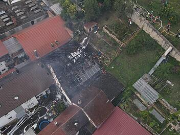 Mit ihrer neuen Drohne hat sich die Bad Kissinger Feuerwehr erstmals einen Überblick über einen Einsatzort verschafft: Die abgebrannte Scheune liegt zwischen dem Wohnhaus an der Hauptstraße (links), zwei benachbarten Scheunen und der historischen Dorfmauer. Foto: Marco Albert