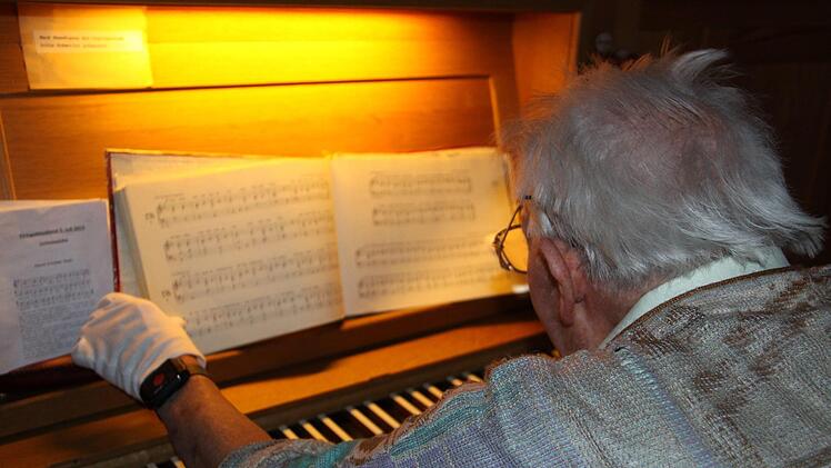 Alfons Zeis an der Orgel der Heilig-Geist-Kirche in LichteneicheFoto: Marcel Terillo