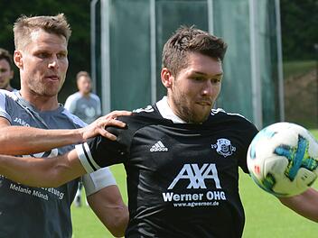 Eigentlich ist es Sebastian Händel (links) als Goalgetter des FC WMP Lauertal ja gewohnt, eher am Ball als der Gegner zu sein. Hier hat aber der Rottershäuser Frank Seufert die Vorteilsposition. Foto: ssp