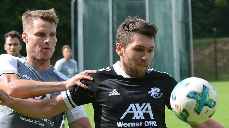 Eigentlich ist es Sebastian Händel (links) als Goalgetter des FC WMP Lauertal ja gewohnt, eher am Ball als der Gegner zu sein. Hier hat aber der Rottershäuser Frank Seufert die Vorteilsposition. Foto: ssp