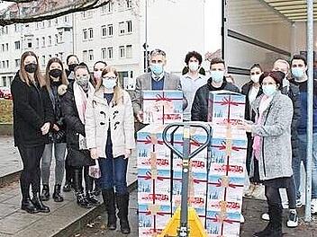 Die Bamberger Sch&uuml;ler mit ihren Lehrern bei der &Uuml;bergabe der P&auml;ckchen an die Weihnachtstrucker der Johanniter