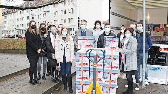 Die Bamberger Schüler mit ihren Lehrern bei der Übergabe der Päckchen an die Weihnachtstrucker der Johanniter