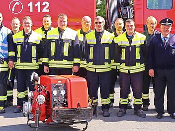 Die Gruppen der Feuerwehr Lichtenfels/Main Gefahrenschutzzug nach bestandener Leistungsprüfung mit den Schiedsrichtern