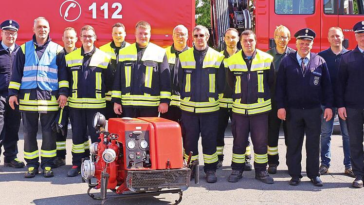 Die Gruppen der Feuerwehr Lichtenfels/Main Gefahrenschutzzug nach bestandener Leistungsprüfung mit den Schiedsrichtern